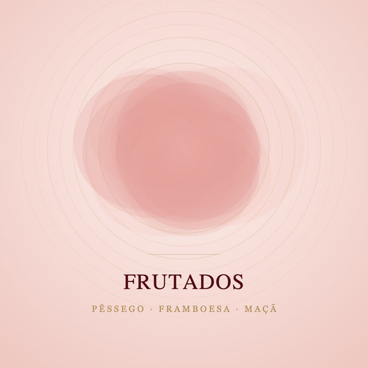 Capa da coleção Frutados: tons de pêssego e framboesa em camadas, evocando pêssego, framboesa e maçã.