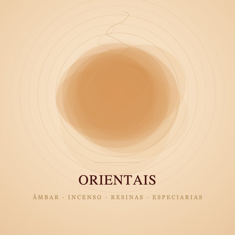 Capa da coleção Orientais: âmbar difuso com fios de incenso subindo, evocando âmbar, incenso, resinas e especiarias.