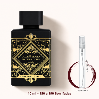 Lattafa Bade'e Al Oud For Glory — frasco ao lado de um decant spray de 10 ml, para comparar o tamanho; cerca de 150 a 190 borrifadas