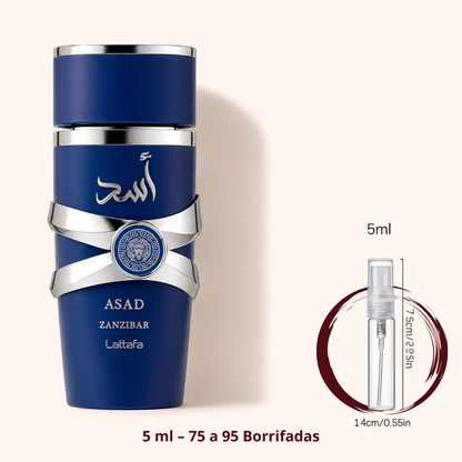 Lattafa Asad Zanzibar — frasco ao lado de um decant spray de 5 ml, para comparar o tamanho; cerca de 75 a 95 borrifadas