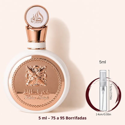 Lattafa Fakhar Rose — frasco ao lado de um decant spray de 5 ml, para comparar o tamanho; cerca de 75 a 95 borrifadas