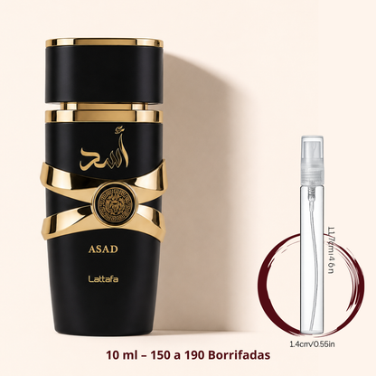 Lattafa Asad — frasco ao lado de um decant spray de 10 ml, para comparar o tamanho; cerca de 150 a 190 borrifadas